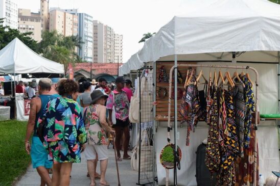 Para quem estiver na região da orla, também há opção de compras na FeirArte, no sábado no Boqueirão, e domingo, na praça Caio Ribeiro (em frente ao Sesc Aparecida)
