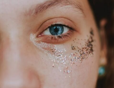 O glitter já se consolidou como matéria-prima de roupas, adereços, peças de decoração, cosméticos e até maquiagem.