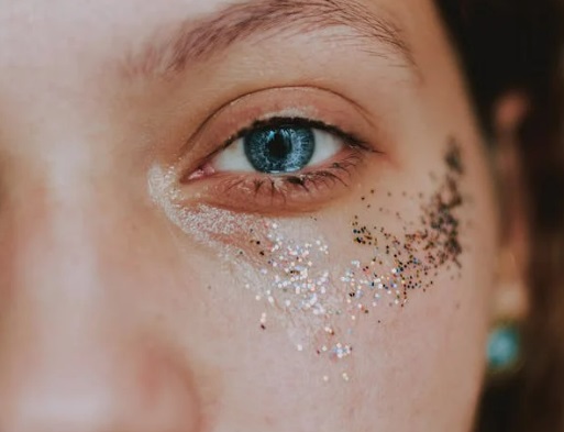 O glitter já se consolidou como matéria-prima de roupas, adereços, peças de decoração, cosméticos e até maquiagem.