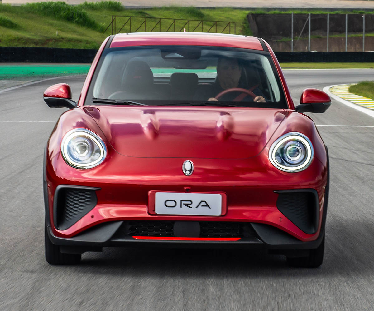 Posicionado no eixo dianteiro, o motor elétrico do Ora 03 GT entrega 171 cavalos de potência e 25,5 kgfm de torque