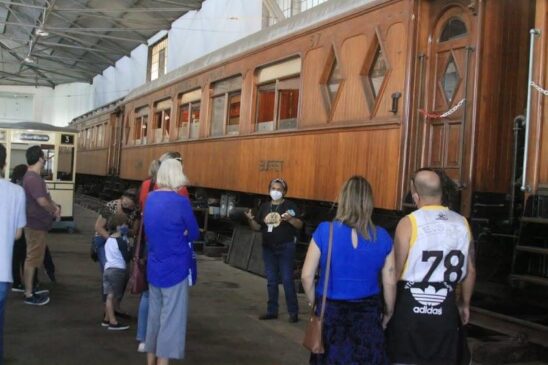 Originalmente de propriedade da São Paulo Railway, os carros de passageiros estavam sob a posse do Departamento Nacional de Infraestrutura de Transportes (DNIT), guardados em um armazém na Lapa, na Capital