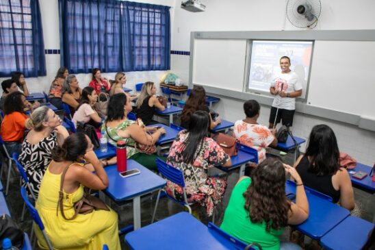 Durante as capacitações, foram abordados temas como a influência da inteligência artificial nas escolas, como trabalhar o racismo em sala de aula e o cuidado socioemocional
