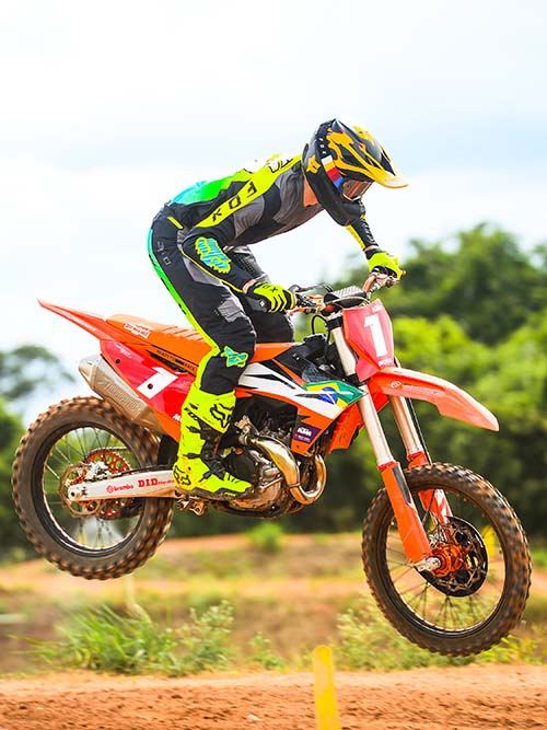 O motor SOHC da KTM 450 SX-F Factory Brasil entrega 63 cavalos - Fotos: Divulgação
