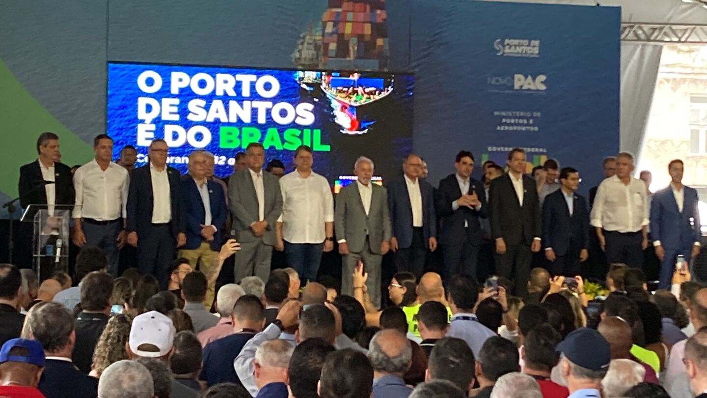 Público aguarda chegada de Lula nesta sexta-feira para uma série de anúncios em Santos