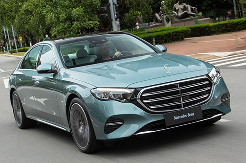 Em sua quinta geração, o sedã da Mercedes-Benz quer ser referência de requinte e aproveitamento de espaço