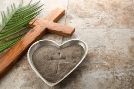 Na quaresma, a Igreja veste os ministros com a cor roxa, que simboliza tristeza e dor