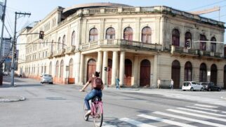 O prazo para entrega do Coliseu à população saltou dos 30 meses estabelecidos no contrato original para 115 meses até a entrega do Teatro de volta à Prefeitura