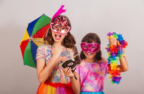 Hóspedes do hotel poderão aproveitar um jantar temático, garantir um abadá personalizado e curtir o Baile de Carnaval, matinê kids, além de outras atrações como aula de samba, festa na piscina, bingo, e muito mais