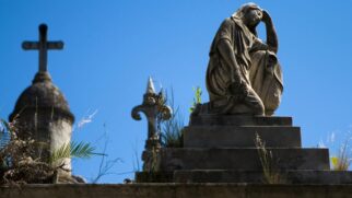 No catolicismo é normal fazer o sinal da cruz ao passar por um cemitério