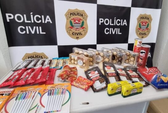 Os policiais deram voz de prisão ao trio imediatamente por associação criminosa, furto e porte de drogas