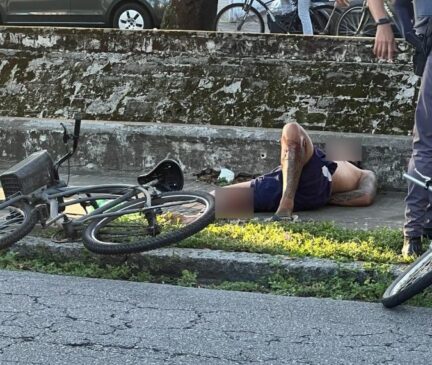 Ao reagir, o policial atirou e acertou a perna de um dos assaltantes. Os outros dois suspeitos fugiram com uma pulseira e a corrente do PM