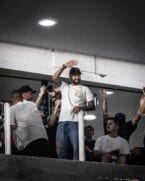 Sob olhares de Neymar, o time decolou e aprofundou a crise no rival