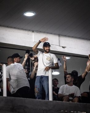 Sob olhares de Neymar, o time decolou e aprofundou a crise no rival