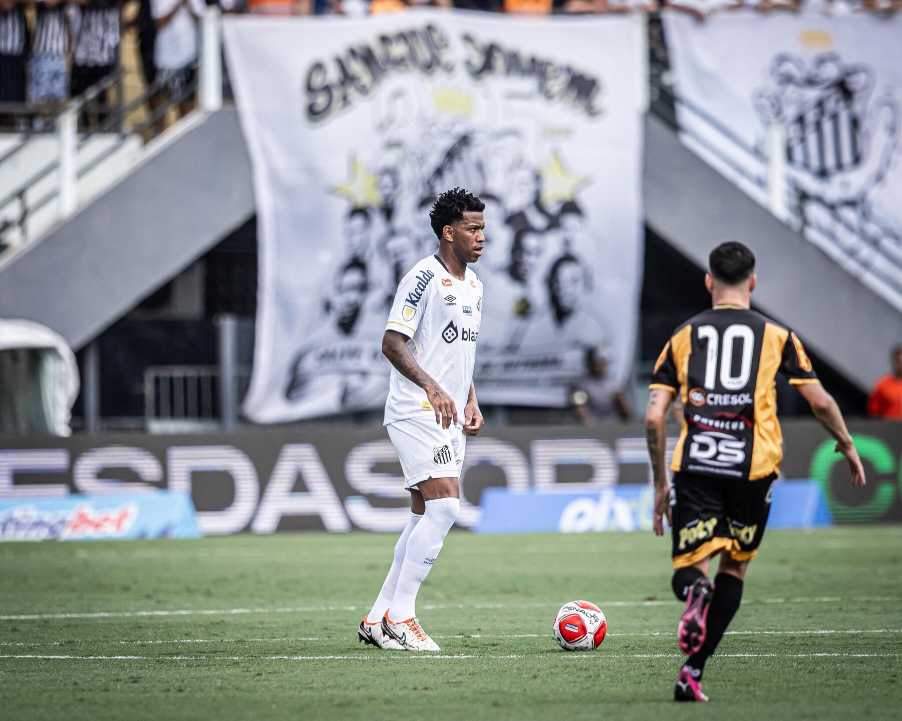 Clube lidera a Série B