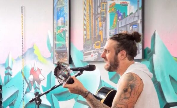Músico desde os 15 anos de idade, Luccas Galante mantém agenda de shows pelo litoral, capital e interior paulista, enquanto prepara seu primeiro álbum solo