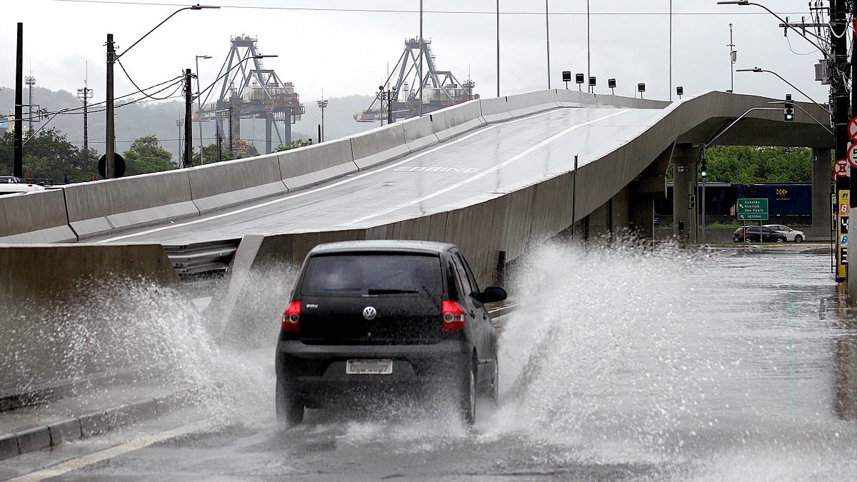 As obras de entrada da Cidade, que consumiram quase 350 milhões e um viaduto, não conseguiram acabar com enchentes
