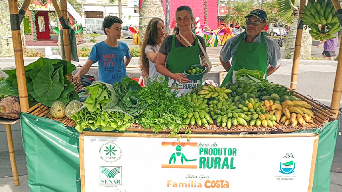 Família cultiva hortaliças e frutas, com destaque na produção de bananas, com variedades como prata, nanica, ouro, vinagre e banana-da-terra