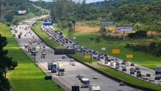 A Via Anchieta, no sentido capital, o tráfego lento é do km 54 ao km 52
