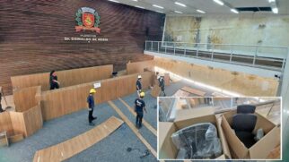 Somente com a mesa diretora serão gastos R$ 159.422,10. Duas mesas para vereadores Tipo 1 vão custar R$ 217.866,00 (R$ 108.933,00 cada) e quatro mesas para vereadores Tipo 2 vão custar R$ 566.061,20 (R$ 141.515,30 cada)