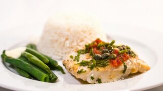 A lista de pescados em plena safra neste mês inclui atum, cação, merluza, pescada, pescada maria mole, robalo, sardinha, tilápia e xaréu