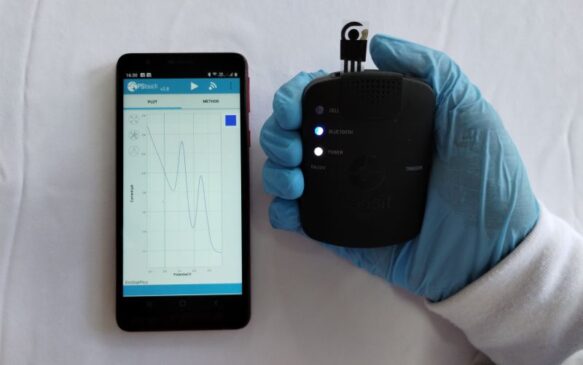 O dispositivo sem fio é conectado a um smartphone e pode ser usado em casa para monitorar o estado de saúde do paciente