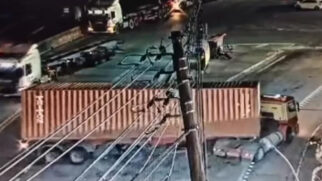 O caminhão transporta um contêiner e estava carregado com cargas diversas