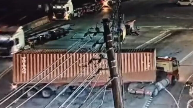 O caminhão transporta um contêiner e estava carregado com cargas diversas