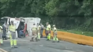 O motorista foi socorrido encaminhado para o Hospital de Bertioga