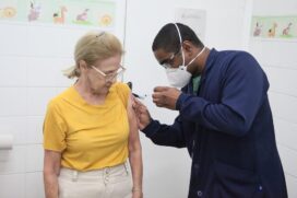 A partir desta segunda-feira (1&ordm;) a campanha de vacinação contra a gripe em Santos, no litoral sul de São Paulo, passará a contemplar as pessoas com mais de 60 anos