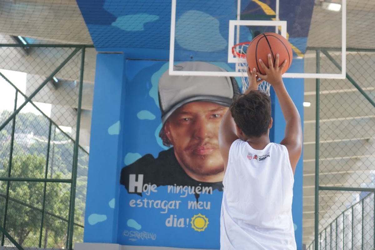Elevado Aristides Bastos Machado, no Centro Histórico de Santos, ganhou neste sábado (16) um novo atrativo: uma área esportiva com quadra e pista de skate, sob o viaduto
