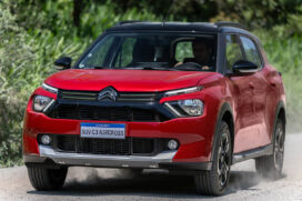 A exemplo de toda a família Aircross, o SUV compacto para até sete pessoas é equipado com o motor T200 da Stellantis com até 130 cavalos de potência e 20,5 kgfm de torque, associado ao câmbio automático tipo CVT de 7 marchas