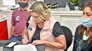A empresária estaria envolvida em um um esquema criminoso junto a empresas do setor de confecção de uniformes e de fornecimento de material escolar