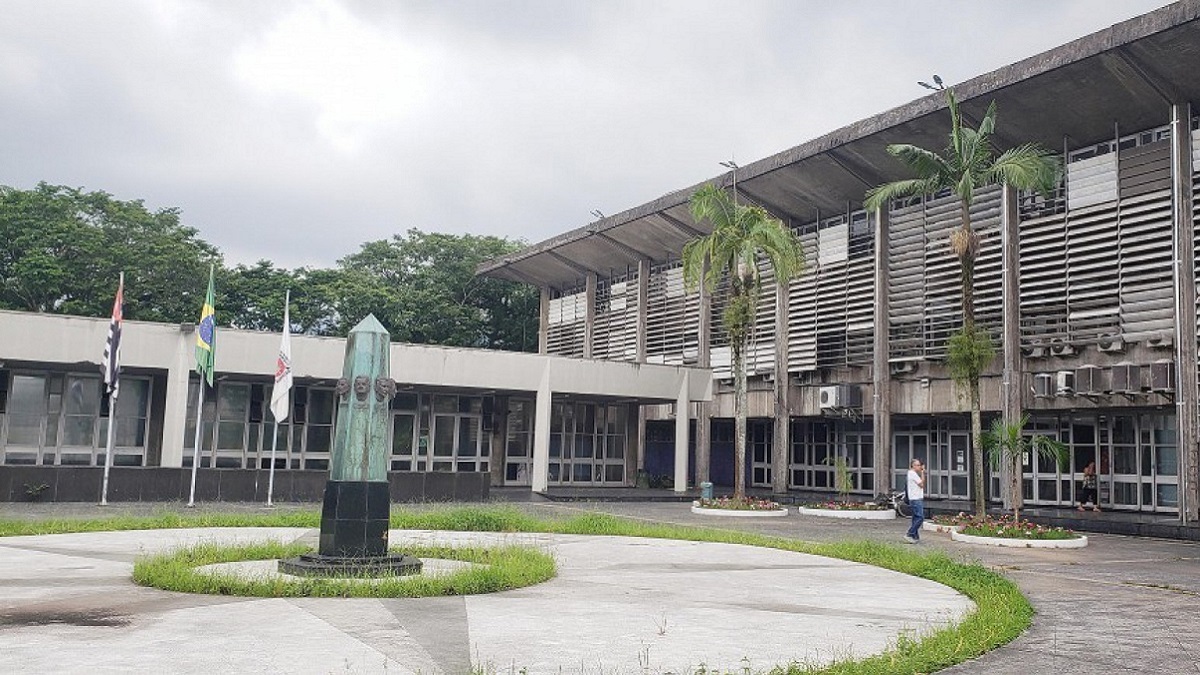 Até o presente momento a defesa de Fabiana pediu revogação da prisão, alegando que ela foi exonerada da Secretaria de Governo e teria ajudado no cumprimento do mandado contra ela