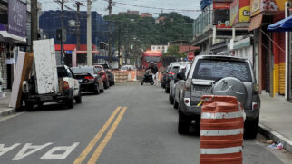 Equipes que realizam a reforma da via estão neste momento tentando controlar o vazamento