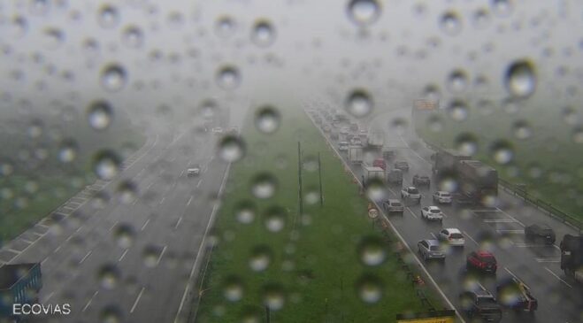 A Rodovia dos Imigrantes, no sentido capital, tem tráfego congestionado do km 70 ao km 58 e do km 56 ao km 46