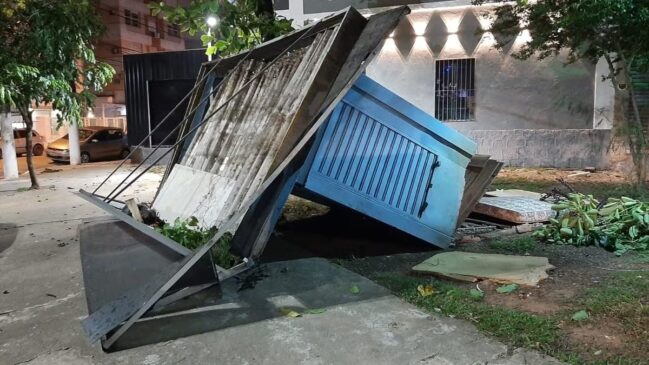 Uma banca de jornal tombou na Praça Benedicto Calixto, no Boqueirão