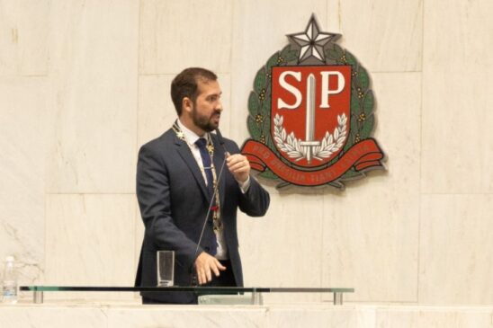 Prefeito Kayo Amado durante homenagem na Alesp