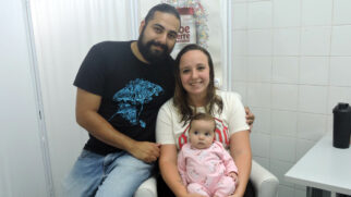 Thaís já é doadora de leite pela terceira vez e ainda amamenta a sua filha, de sete meses