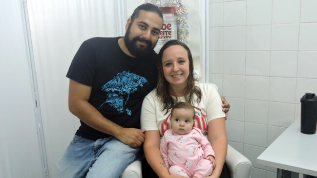 Thaís já é doadora de leite pela terceira vez e ainda amamenta a sua filha, de sete meses