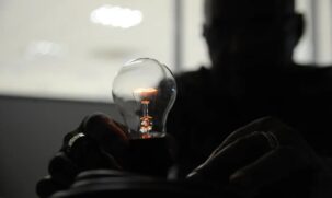 De acordo com o Código de Defesa do Consumidor, é direito ter abatimento proporcional do período em que ficou sem energia elétrica