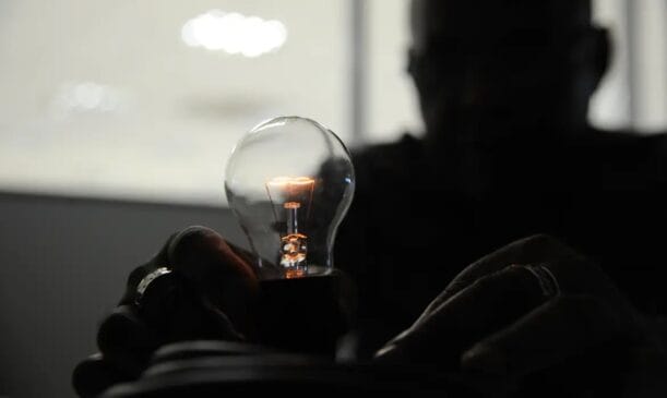 De acordo com o Código de Defesa do Consumidor, é direito ter abatimento proporcional do período em que ficou sem energia elétrica