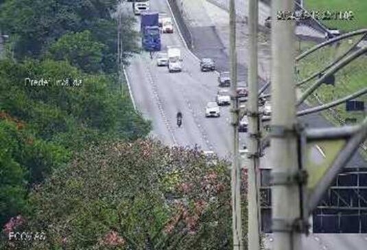 Rodovia Anchieta, sentido capital, apresenta tráfego do km 22 ao km 17 e do km 13 ao km 10