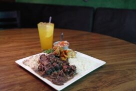 Agora tem feijoada no almoço de sábado e domingo, das 13 horas às 17 horas.