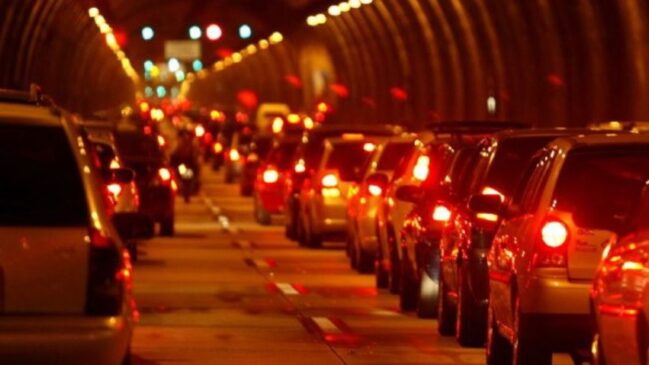 A Rodovia dos Imigrantes, no sentido capital, tem tráfego congestionado do km 63 ao km 49