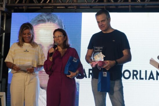 Cerimônia de homenagens ocorreu na noite desta sexta, em Santos