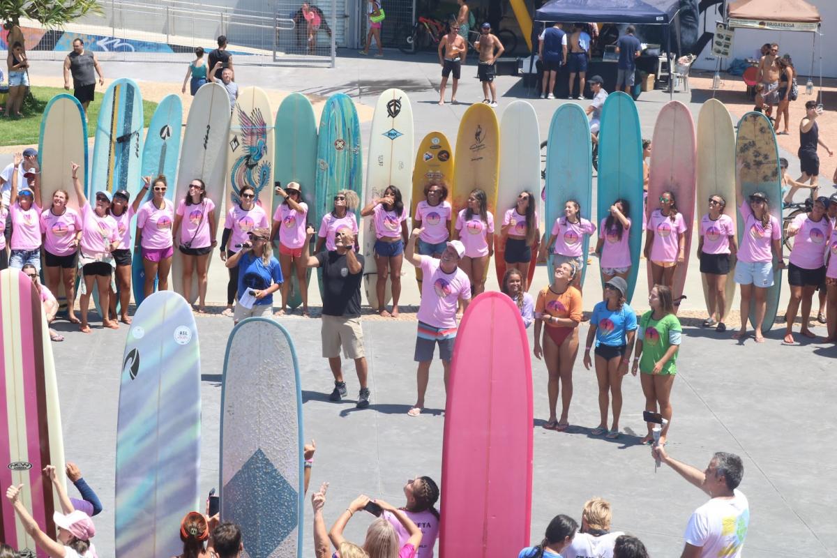 Cerimônia do 3&ordm; Festival Sul-Americano de Longboard Feminino, em Santos