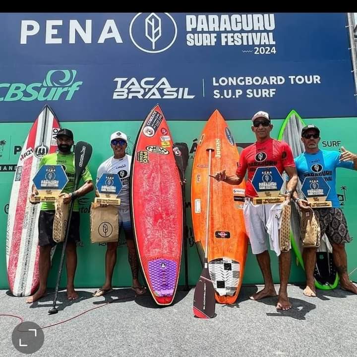 Michel Jonas (de vermelho) durante premiação no Ceará