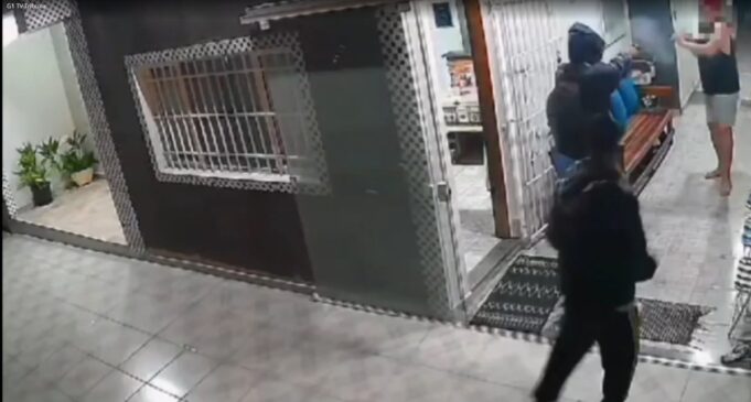 Um deles estava portava um revólver e outro uma faca