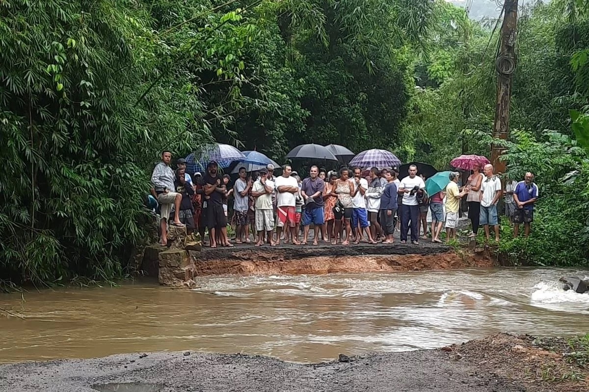 Trabalhadores ficam ilhados após fortes chuvas em Ubatuba