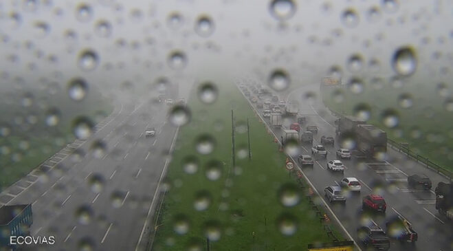 Na rodovia dos Imigrantes, sentido São Paulo, o tráfego lento é do km 16 ao km 14